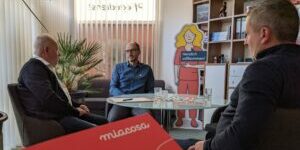 Landtagsabgeordneter Matthias Redlich im Gespräch mit Miacosa-Geschäftsführer Andé Sinkwitz und Jörg Zikmund.